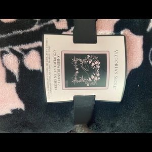 Large VS tote and blanket